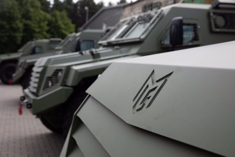 Волонтери показали придбані ними бронемашини та вантажівки. Вони вже на кордоні (ФОТО)