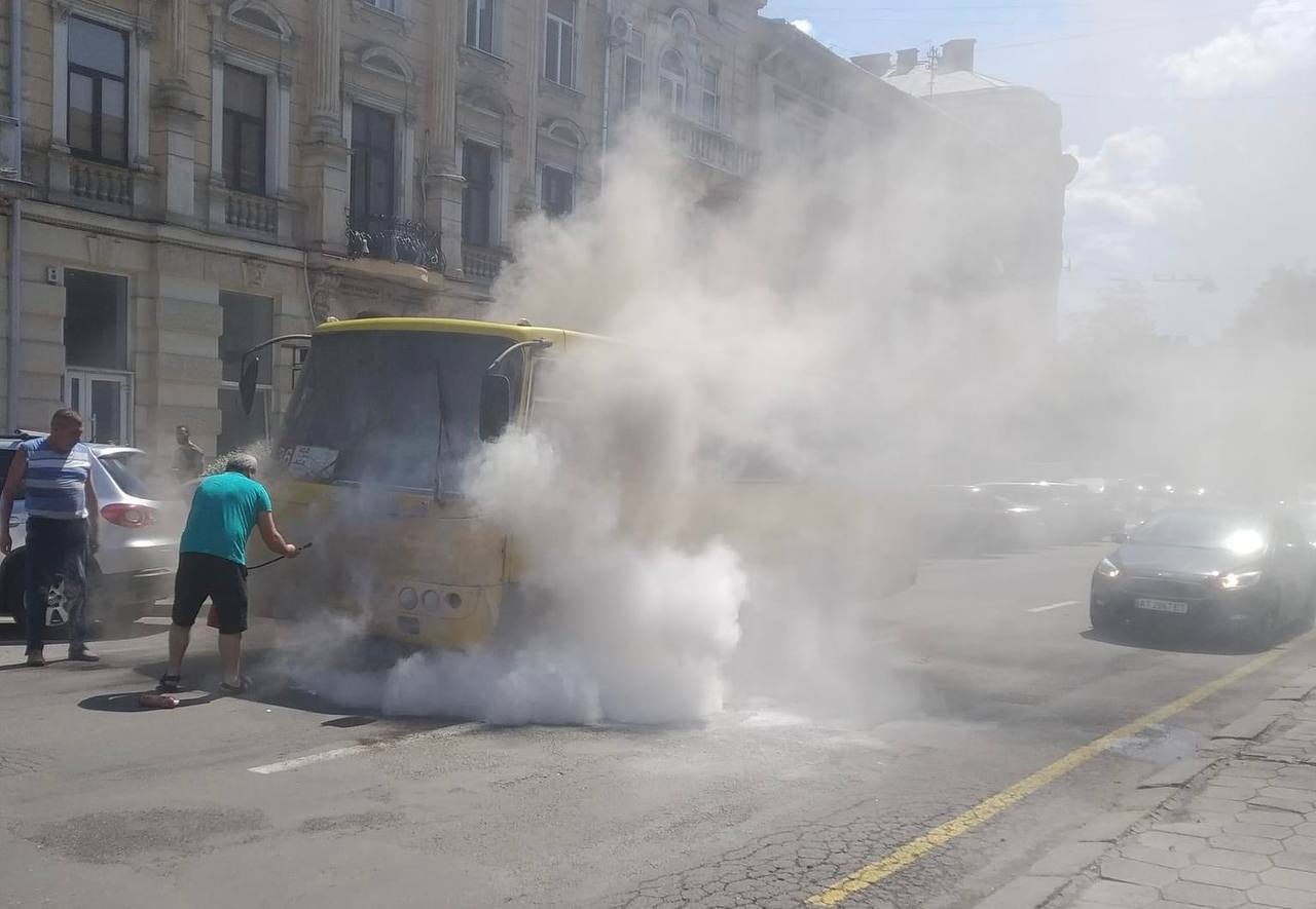 У Франківську посеред дороги загорілася маршрутка (ФОТО)