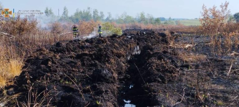 Під Долиною горить поле з торфом – для гасіння змонтували насосні станції (ФОТОФАКТ)