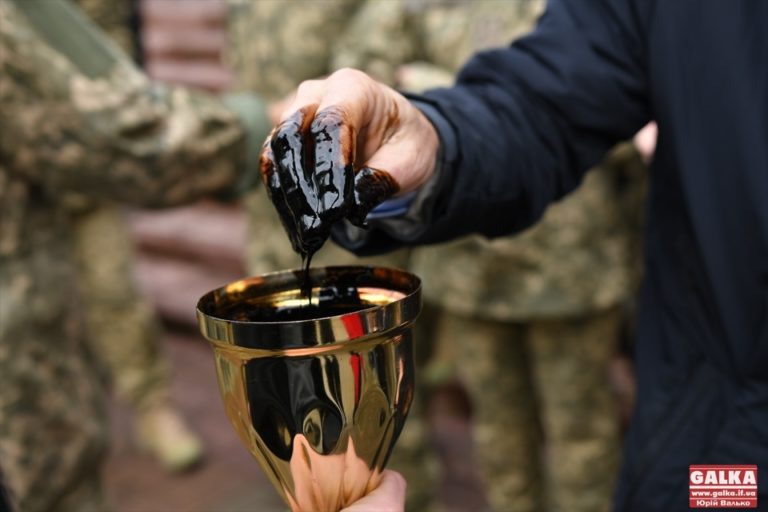 Рукостискання нафтою: студентів ІФНТУНГ посвятили у нафтовики (ФОТО)