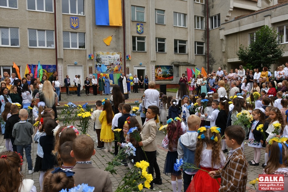 У Коломиї просять відмовитися від квітів на 1 вересня, а гроші перерахувати ЗСУ