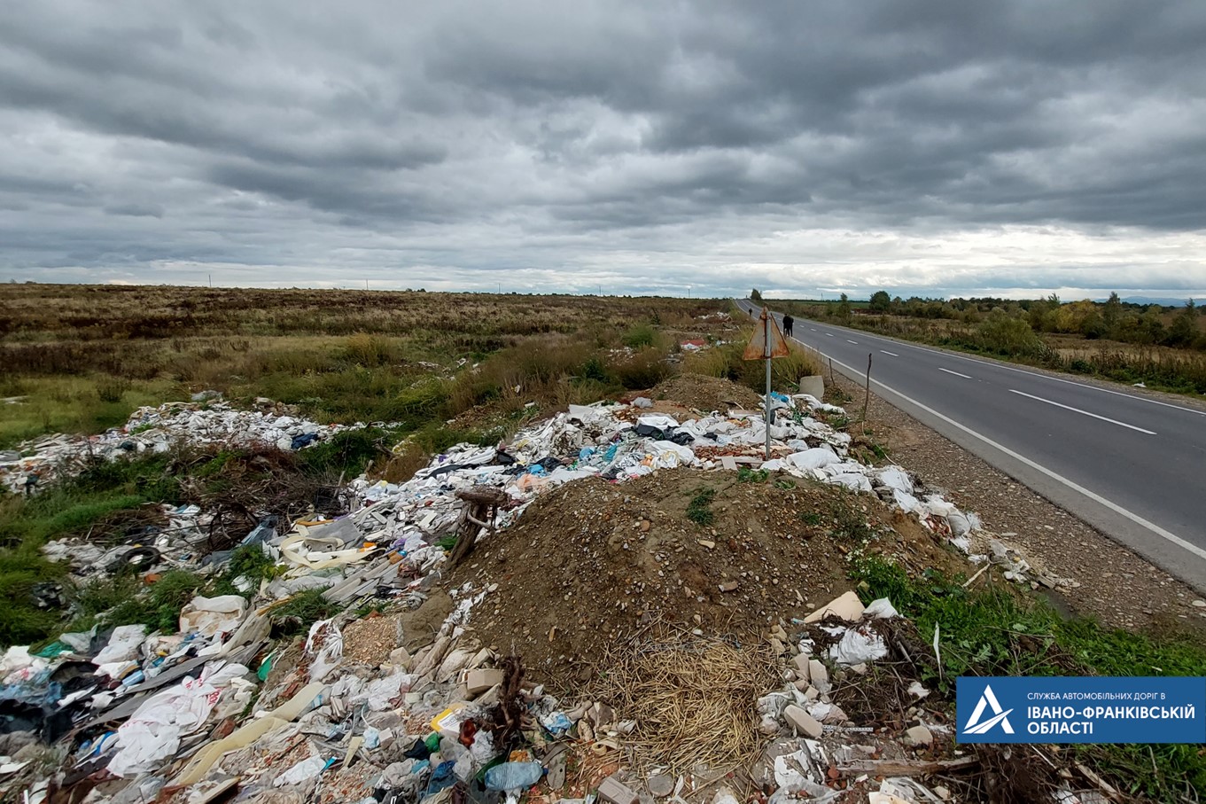 Біля Франківська у кювет викинули 800 кубометрів сміття (ОНОВЛЕНО)