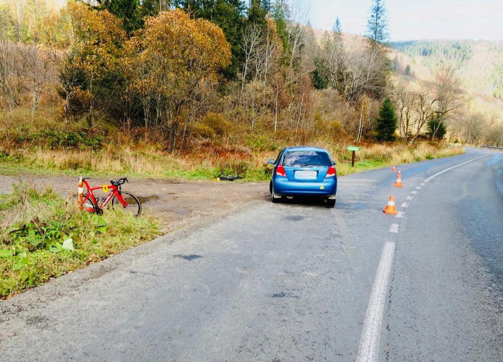 На Долинщині водій збив групу велосипедистів (ФОТО)