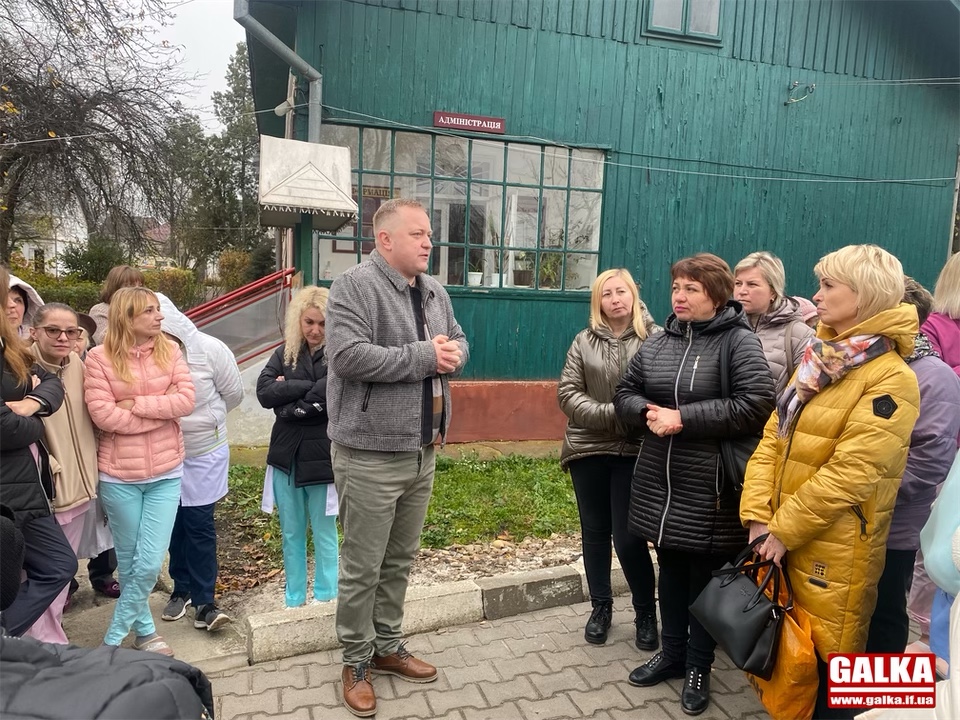 В інфекційній лікарні медперсоналу третій місяць боргують зарплату – люди вийшли на протест (ФОТО)