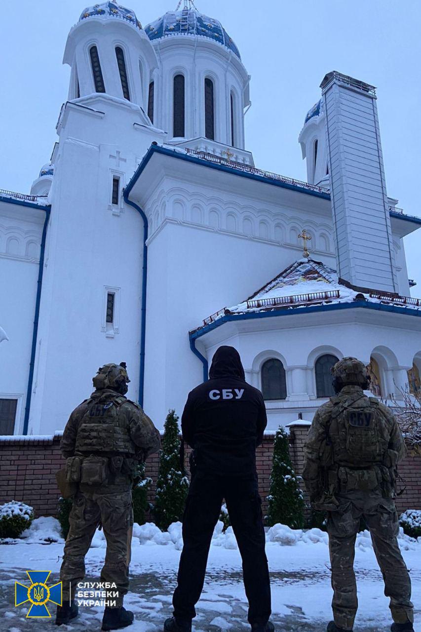 У новопризначеного керівника московської церкви на Прикарпатті СБУ знайшла методички з москви та російські паспорти (ФОТО)