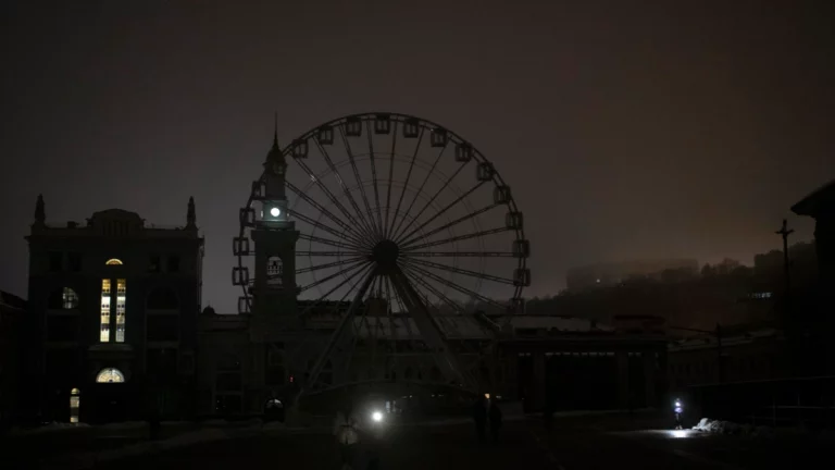 У визначних місцях по всьому світу вимкнуть світло на знак солідарності з Україною