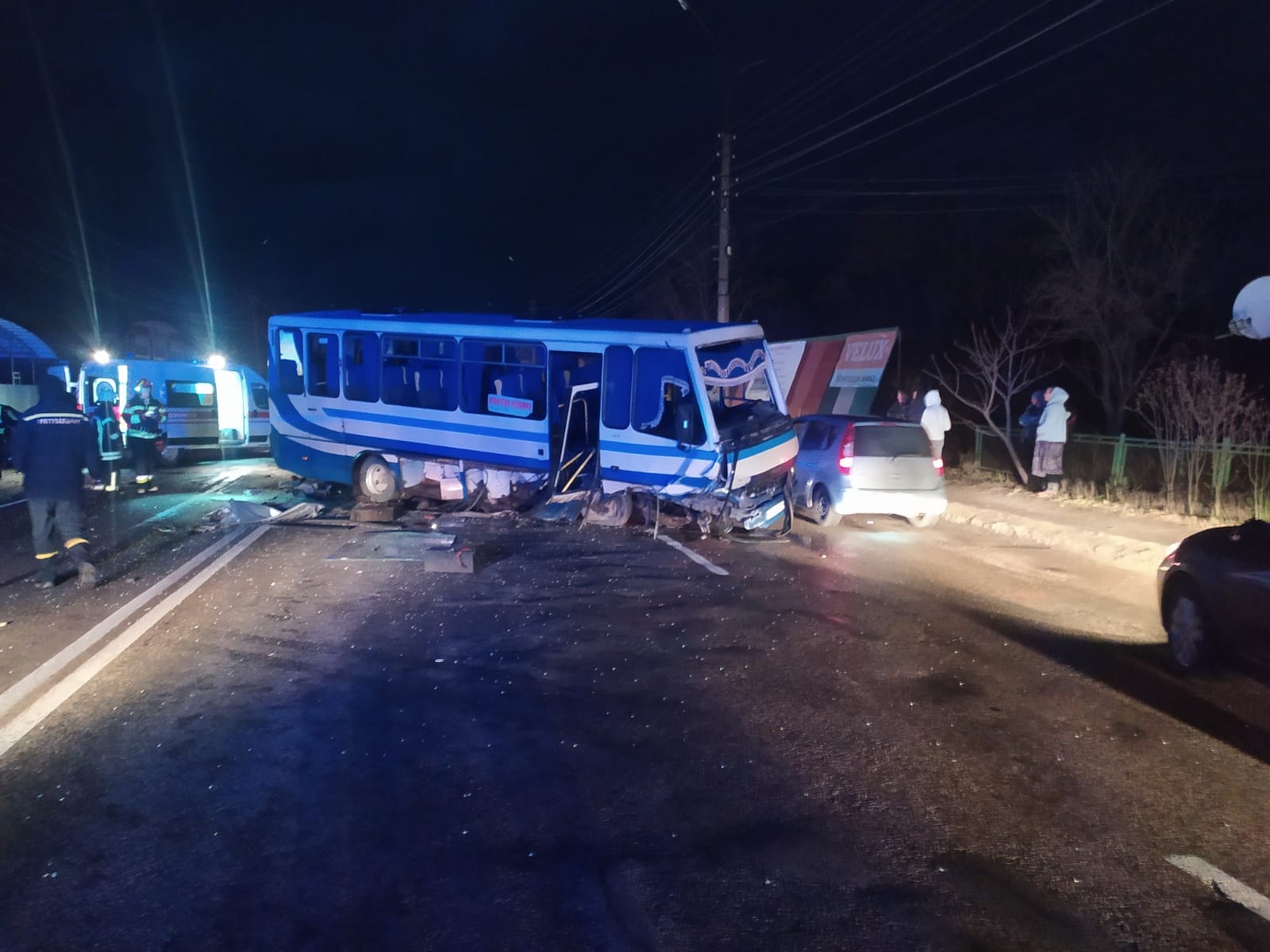 Влетів в автобус та відмовився від перевірки на алкоголь: у поліції розповіли про ДТП у Коломиї