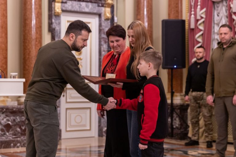 Президент вручив “Золоту Зірку” Героя сім’ї загиблого льотчика Степана Тарабалки з Коломийщини