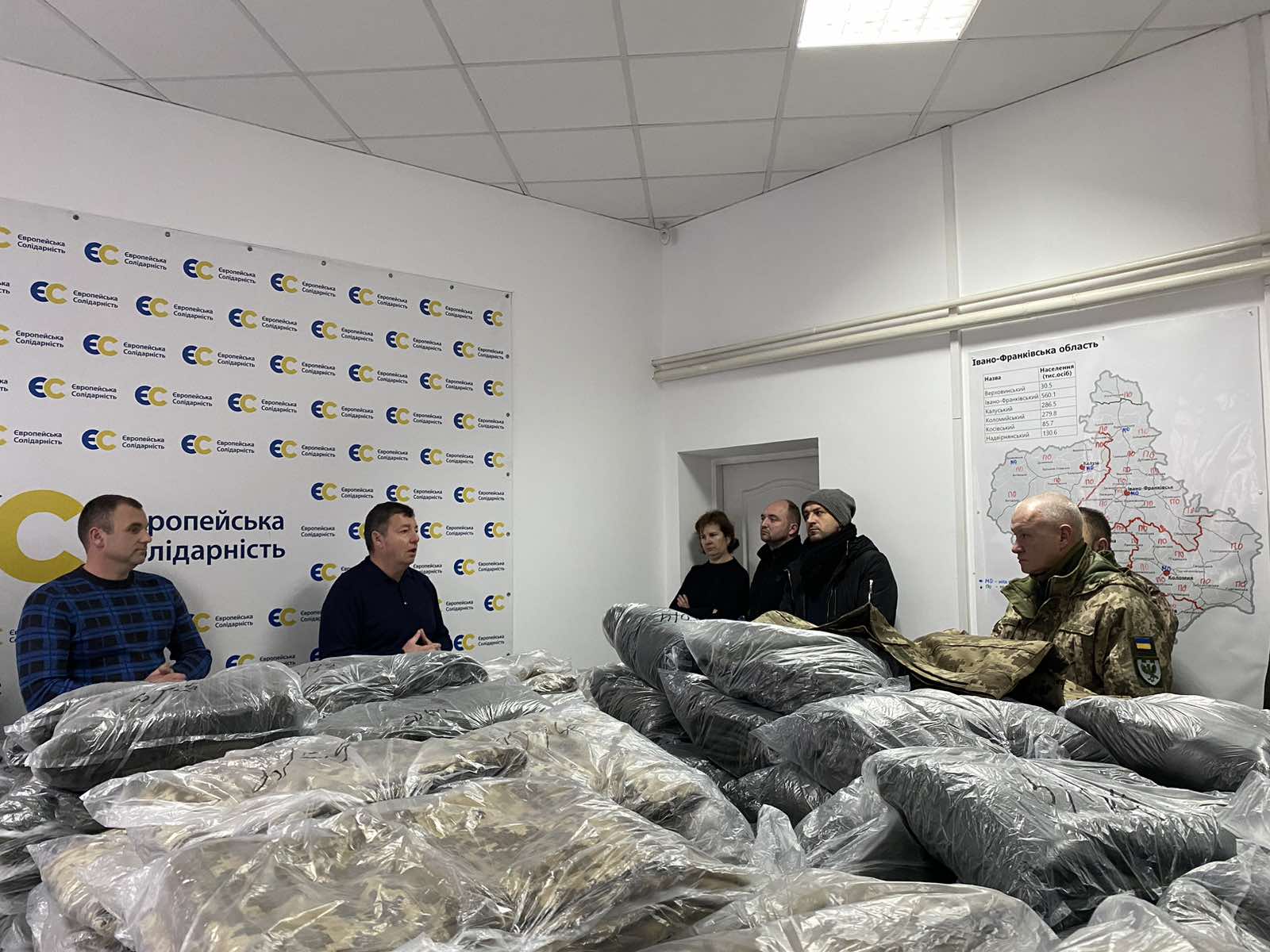 Волонтери передали 590 комплектів зимової військової форми 102 бригаді (ФОТО)