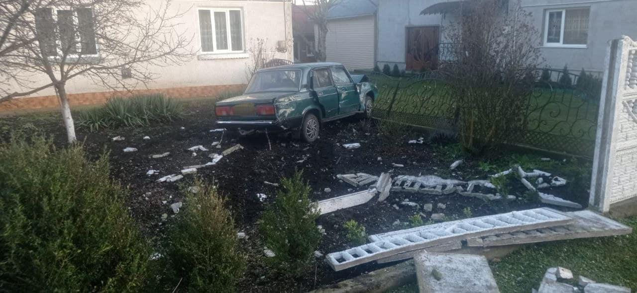 Не впорався з керуванням: на Коломийщині водій зніс огорожу та “припаркувався” на подвір’ї (ФОТО)