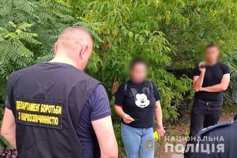 Судитимуть калушанку, в якої вилучили 5 кілограм наркотиків