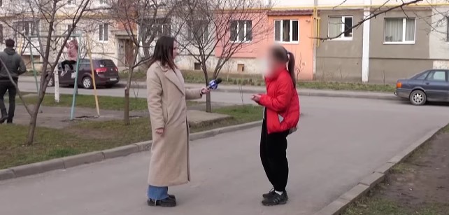 “Не знаю, що нам потрібно робити, щоб до нас нормально зверталися”, – 19-річна Ліза зі скакалкою (ВІДЕО)