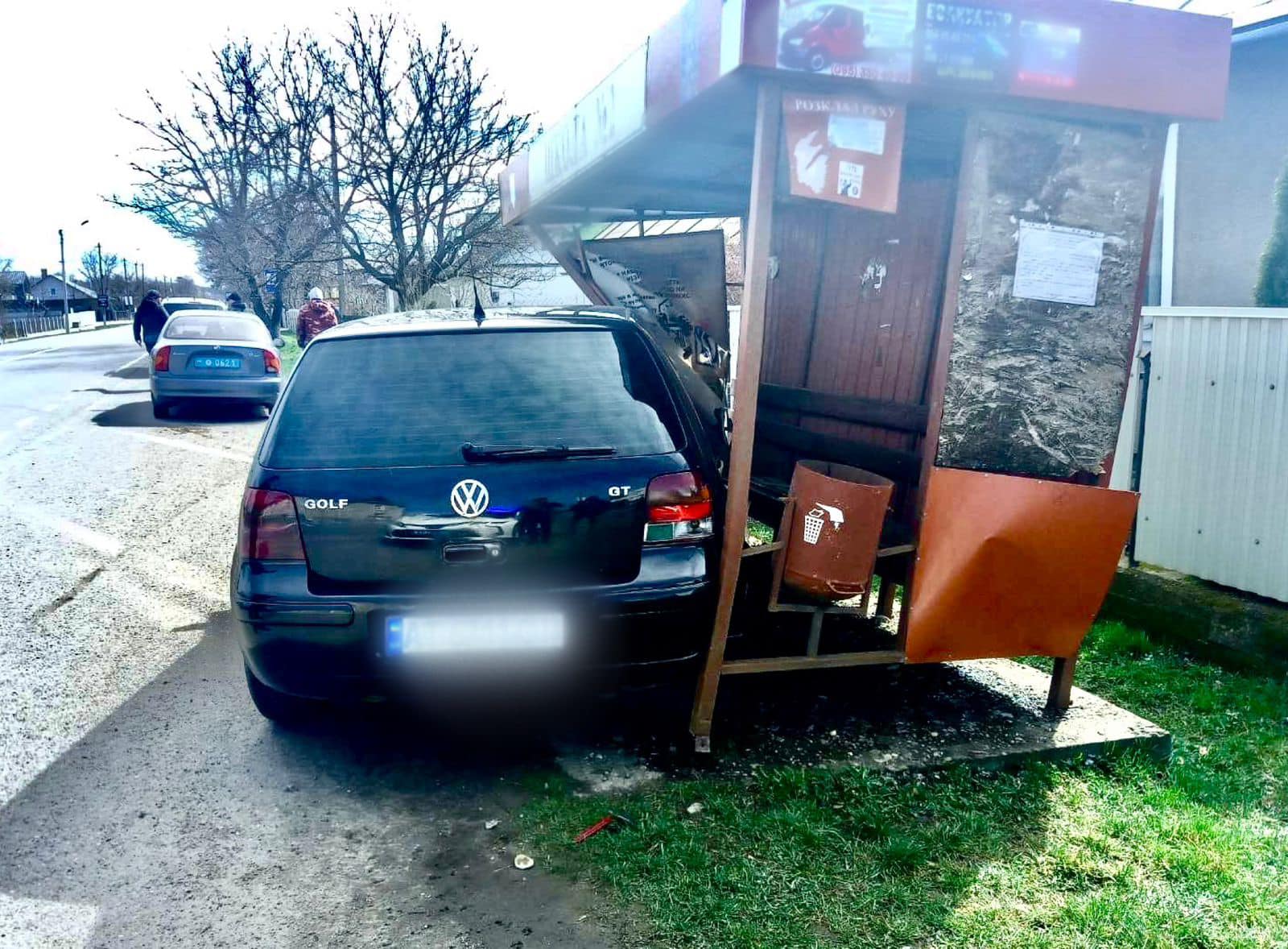 У Снятині Volksvagen Golf влетів у зупинку та збив жінку (ФОТО)