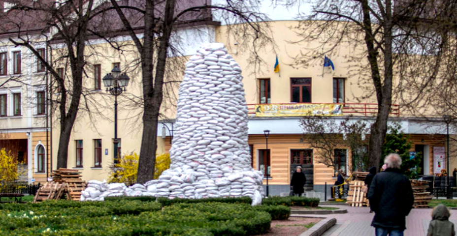 На франківських памʼятниках замінять або зовсім приберуть мішки з піском