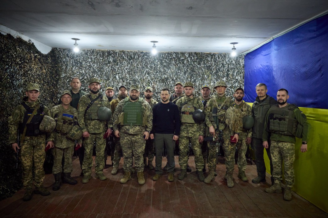 Зеленський на передовій вручив орден бійцю прикарпатської тероборони (ВІДЕО)