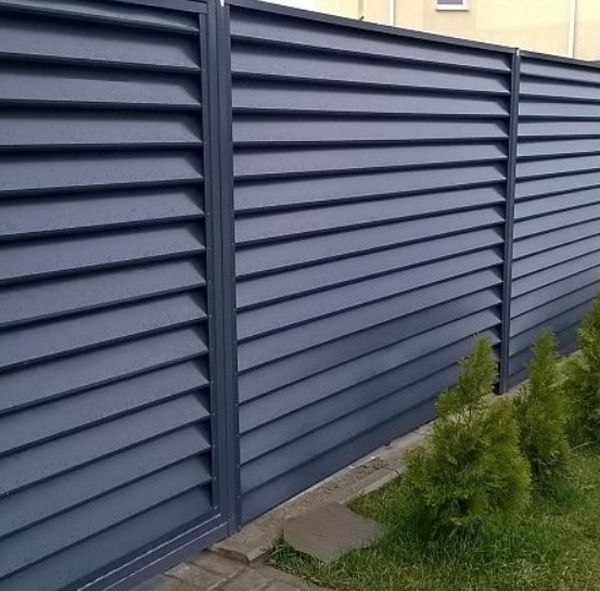 Найпопулярніші матеріали для парканів жалюзі: переваги і недоліки