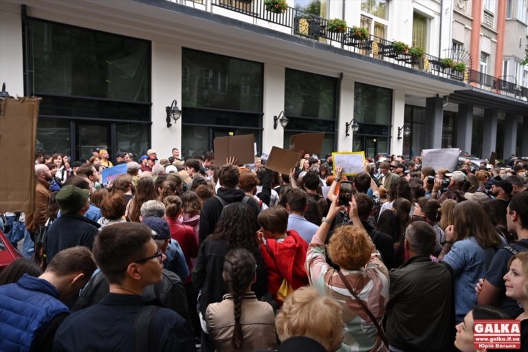 На місці франківського “Дністра” зі скандальною заскленою колонадою запрацював новий готель