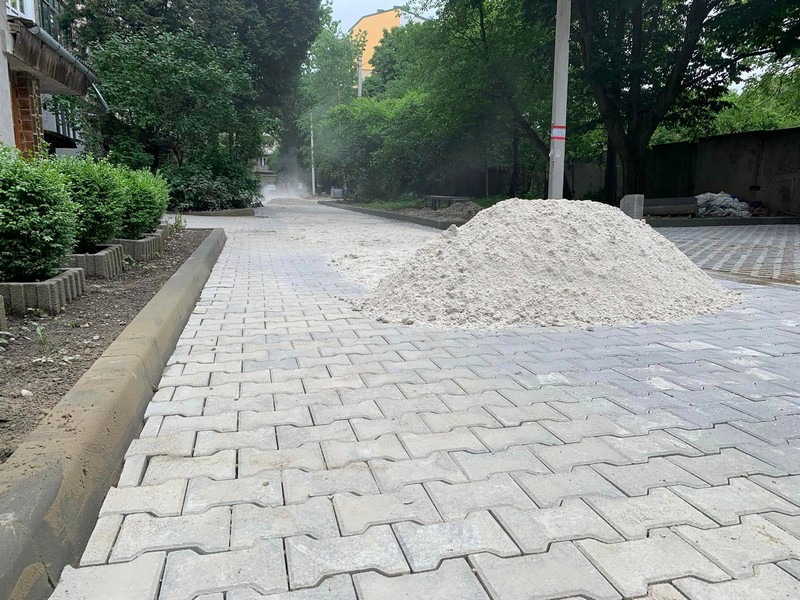 На Чорновола за 3,7 млн грн ремонтують двір (ФОТО)