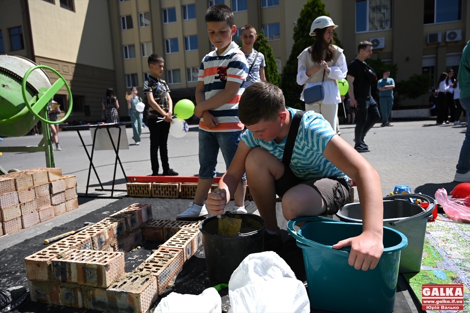 Щоб розважити і навчити цінувати працю: для маленьких франківців влаштували День професій (ФОТО)