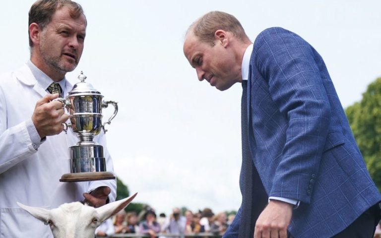Принц Вільям вручив трофей козі (ФОТО)