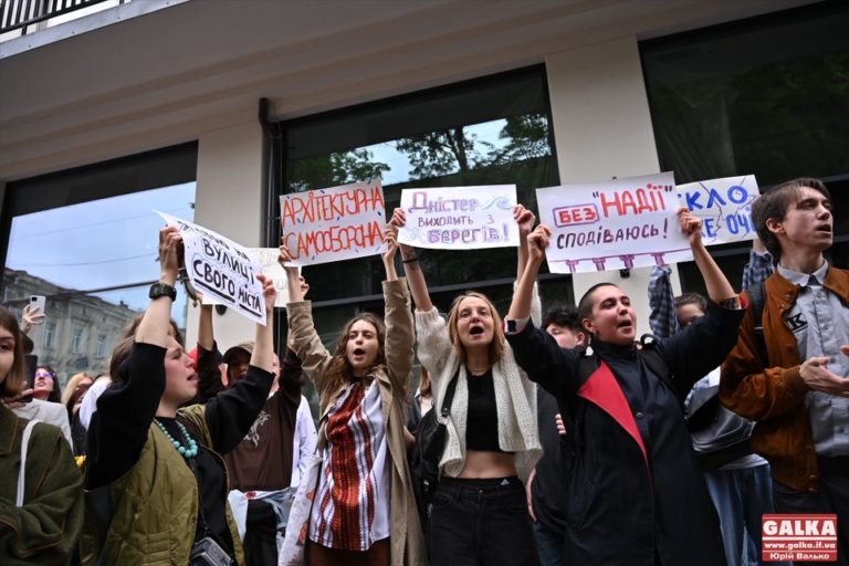 Звільніть зі скла франківського “Дністра”:  містяни вимагають розісклити колонаду готелю (ФОТО, ВІДЕО)