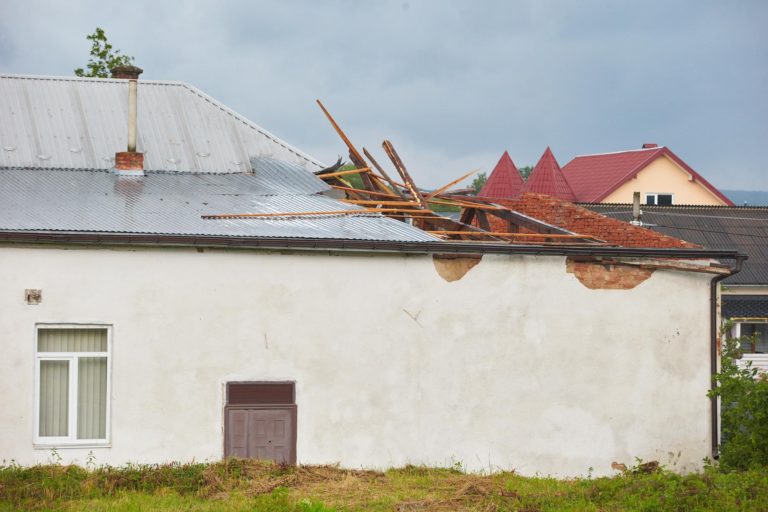 У Драгомирчанах негода зірвала дах будинку культури (ФОТО)