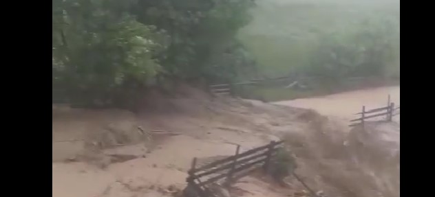 11 населених пунктів без світла, шлях до кількох сіл заблокований: на Верховинщині триває негода (ВІДЕО)