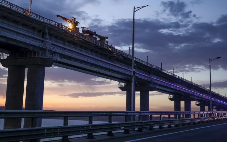На Кримському мосту пролунали вибухи, є руйнування конструкції