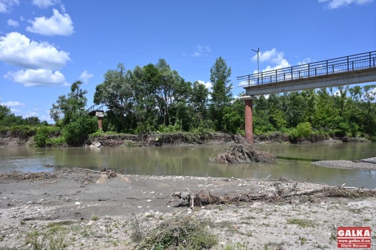 Через три місяці після аварії пішохідного моста на Пасічну, мерія дізналася, що він підлягає ремонту