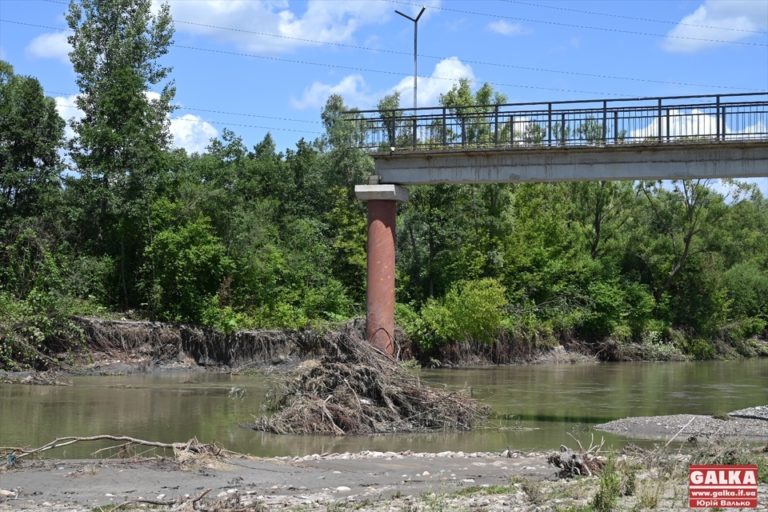 За словами Марцінківа з відбудовою пішохідного моста на Пасічну проблеми, оскільки він частково розташований у Загвізді.  Це – неправда