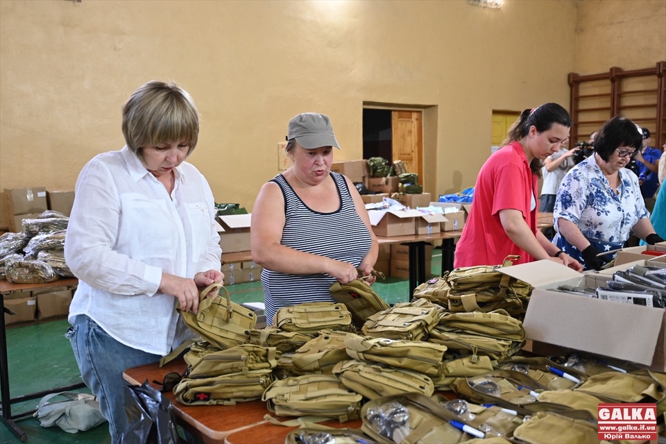 У Франківську волонтери складуть 4500 аптечок для ЗСУ: ініціативу організував американський фонд (ФОТО)
