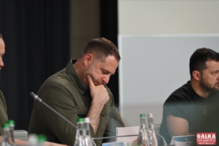 Єрмак заявив, що їде на фронт після обшуків і відставки