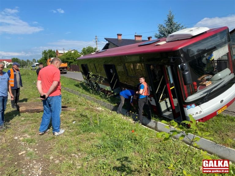 У Драгомирчанах автобус з’їхав з дороги, бо під його вагою розкришився асфальт (ФОТО)