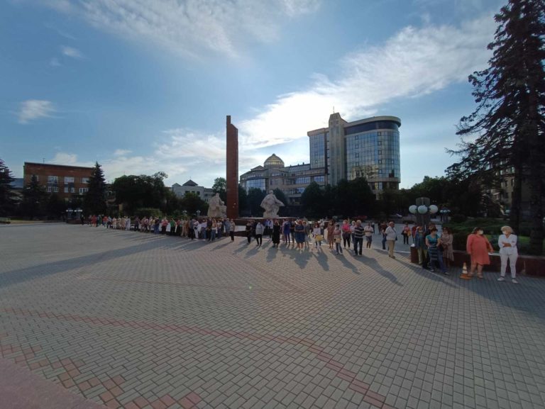 Десятки працівників пологового вийшли на мовчазний протест під міську раду (ФОТО)