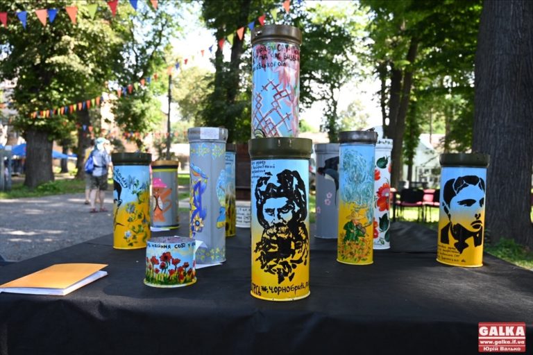 У Франківську на аукціоні продаватимуть  розмальовані військові трофеїв: всі кошти спрямують на ЗСУ (ФОТО)