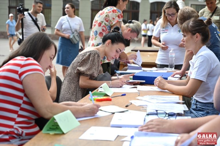 У Франківську дітям вразливих категорій подарували сертифікати на придбання канцтоварів (ФОТО)