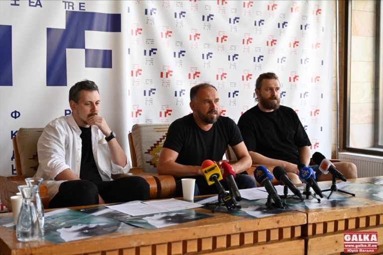 Кохання, зрада та жага до влади: у Франківському драмтеатрі розповіли про першу виставу у новому сезоні (ФОТО)