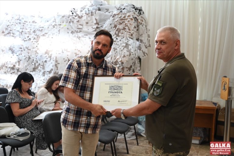 За креативний підхід: у Франківську грамотами Залужного нагородили медиків, які реабілітують військових (ФОТО)