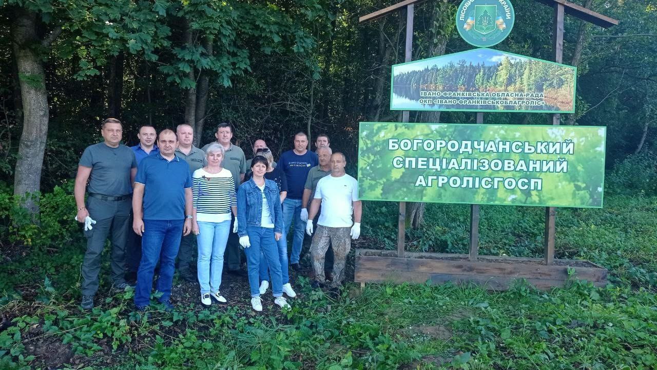 Франківці взяли участь у масштабній екологічній акції «Міжнародний день чистих берегів» (ФОТО)