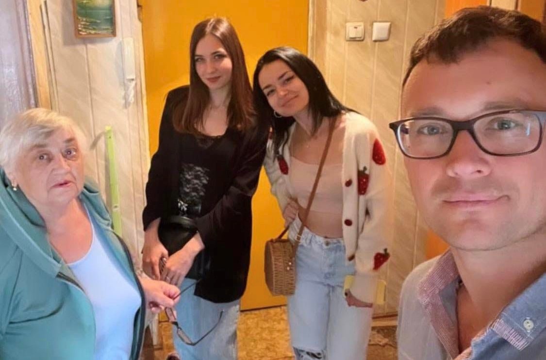 Дві франківки з гостинцями навідуються до самотніх пенсіонерів і закликають небайдужих долучитися (ФОТО)
