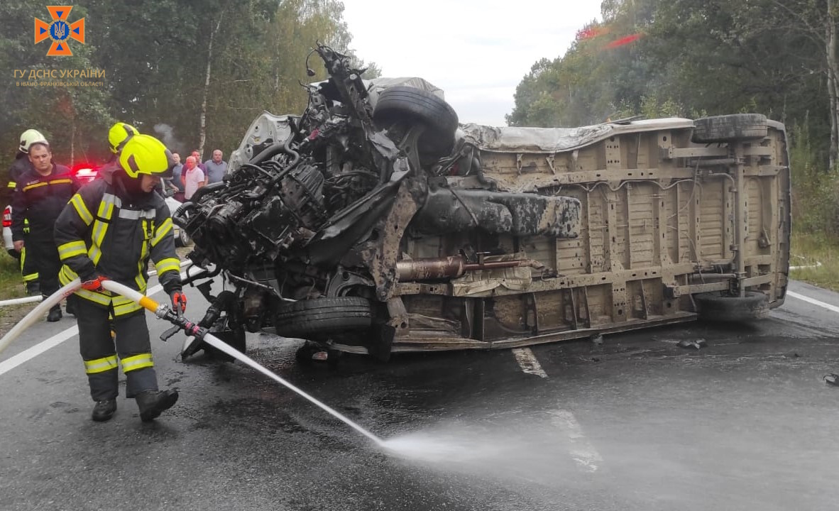 На околиці Франківська трапилася масштабна аварія, є загиблий (ФОТО/ВІДЕО)