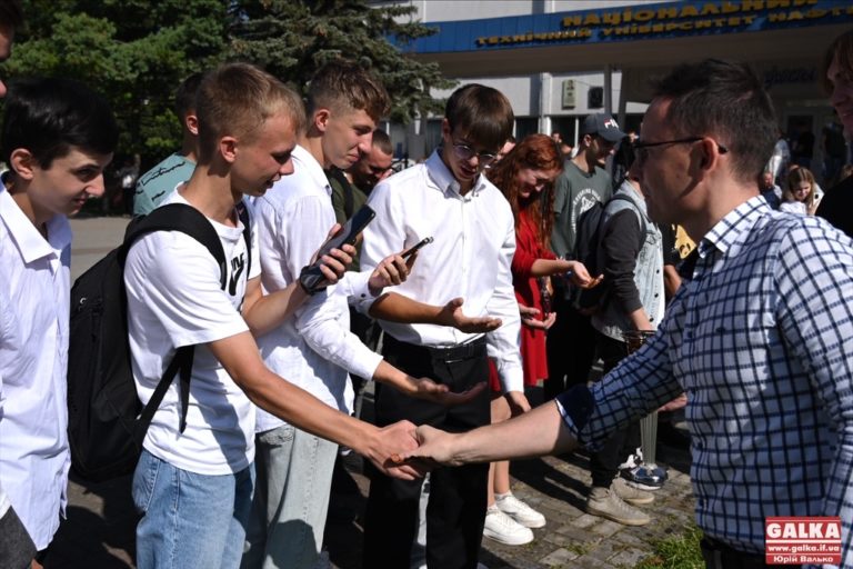 Помазані нафтою і почастовані піцою: в університеті нафти і газу першокурсників посвятили в студенти (ФОТО)