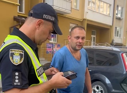 “Ти знаєш, хто я є?” Водій, котрий два роки тому вчинив “п’яну” ДТП, знову розбив свою і ще дві машини та кидався на свідків (ВІДЕО)