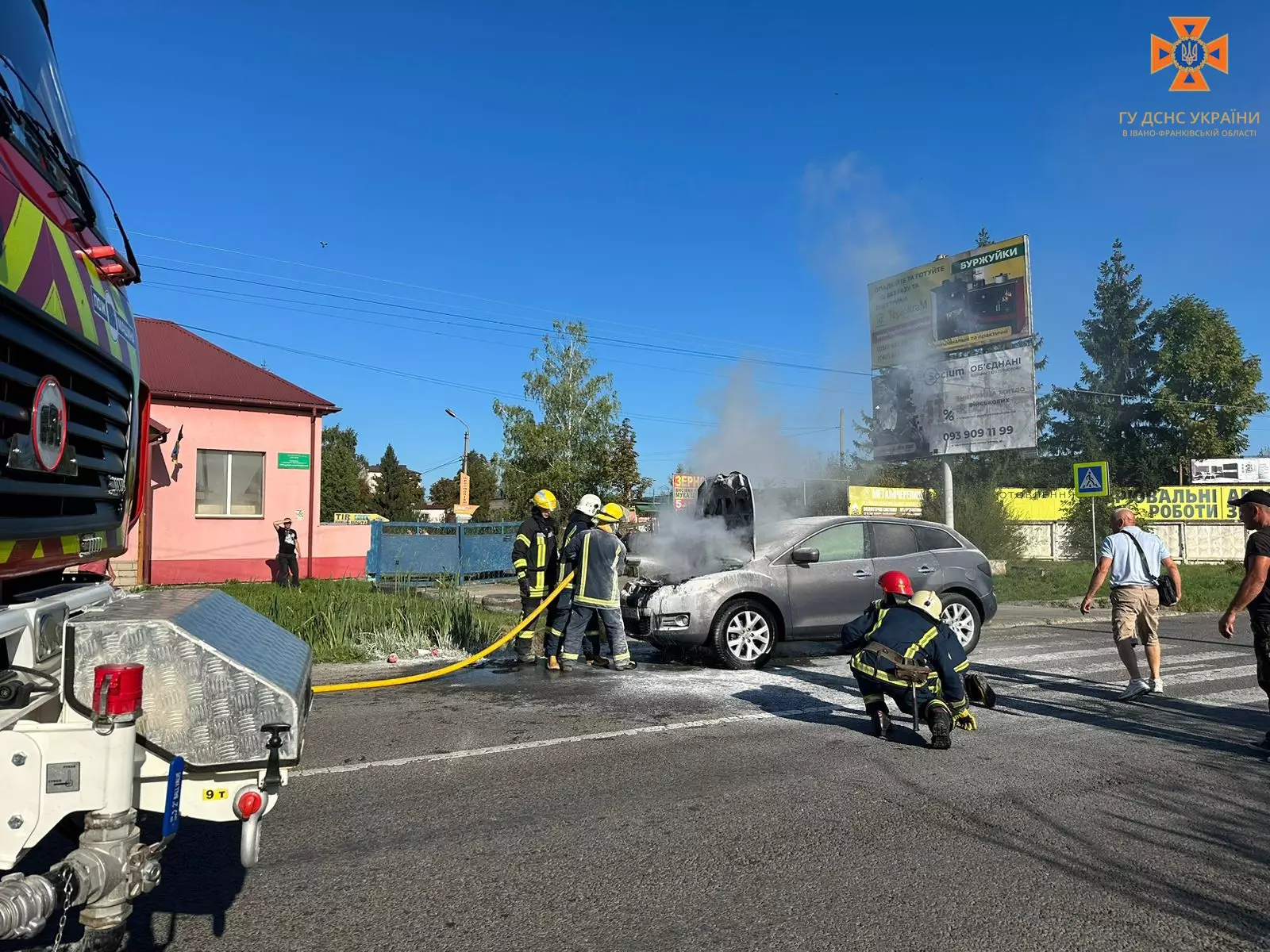 Посеред дороги у Надвірній загорілося авто (ФОТОФАКТ)