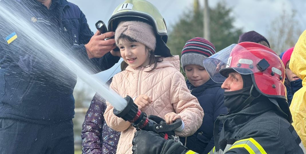 “Запобігти. Врятувати. Допомогти”: як дітей у Делятині знайомили з роботою вогнеборців (ФОТО)