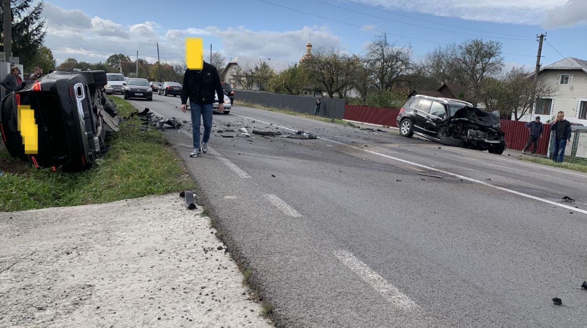 У Тисменичанах ДТП з травмованими за участі двох автівок “Mercedes-Benz” (ФОТО)