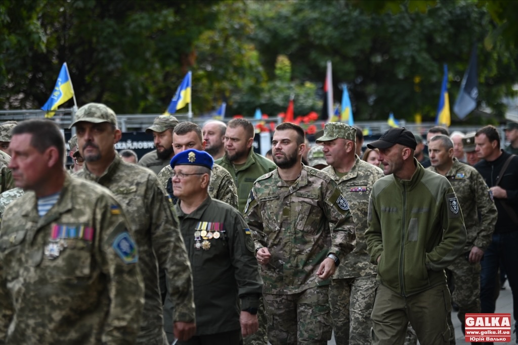 У Франківську сотні жителів приєдналися до пам’ятної ходи, аби вшанувати Героїв (ФОТО, ВІДЕО)