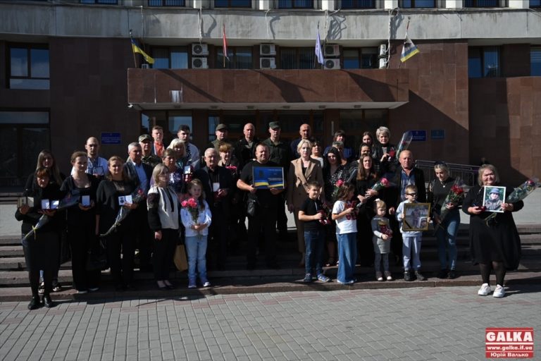 “Ця медаль – пошана і повага за життя, але було б важливіше, якби моя дитина була жива”,- у Франківську посмертно нагородили прикарпатських захисників (ФОТО)