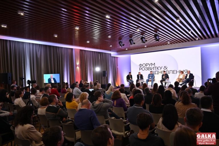 Про відбудову, тилові міста та взаємодопомогу. У Франківську стартував «Форум розвитку та відновлення» (ФОТО)
