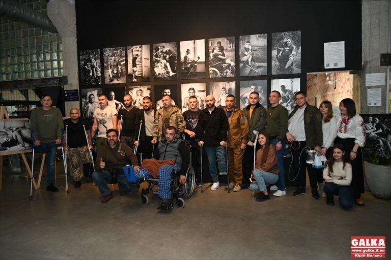 “Жоден з хлопців не скаржиться на життя, командира, ситуацію чи війну”: фотовиставку “Сталеві духом” відкрили у Франківську (ФОТО)